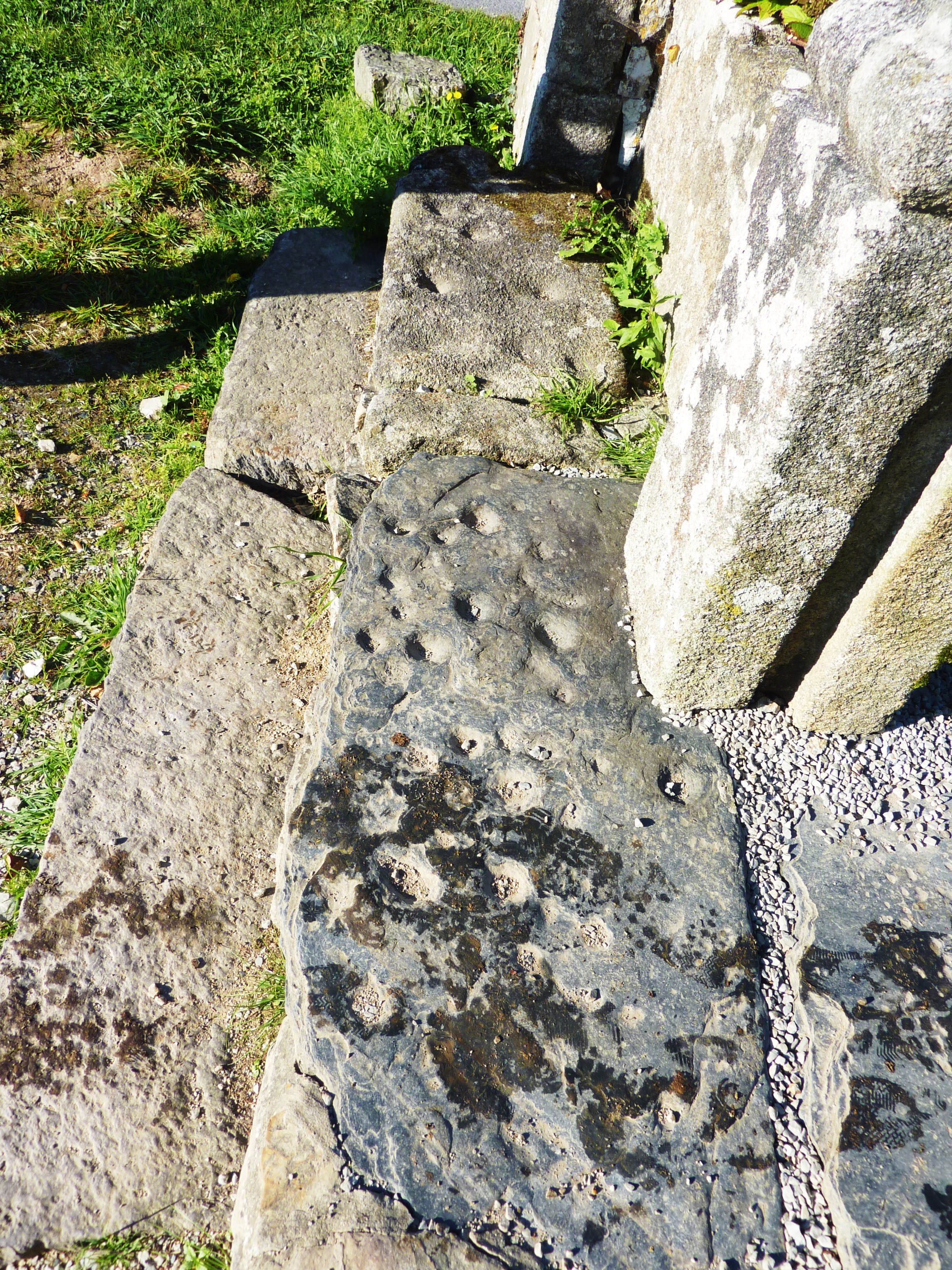 06_Sainte-Marie_du_Ménez-Hom_Cupules_sur_une_dalle_de_schiste_réemployée_Trace_probable_d'un_culte_préchétien.JPG