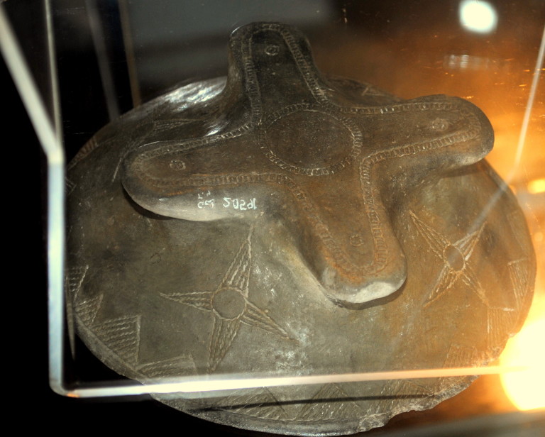 12-Il-piede-della-Coppa-della-Grotta-dei-Ciclamini-con-la-Rosa-Camuna.-768x616