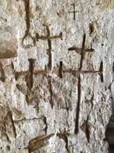 16-le-croci-incise-sui-muri.jpg