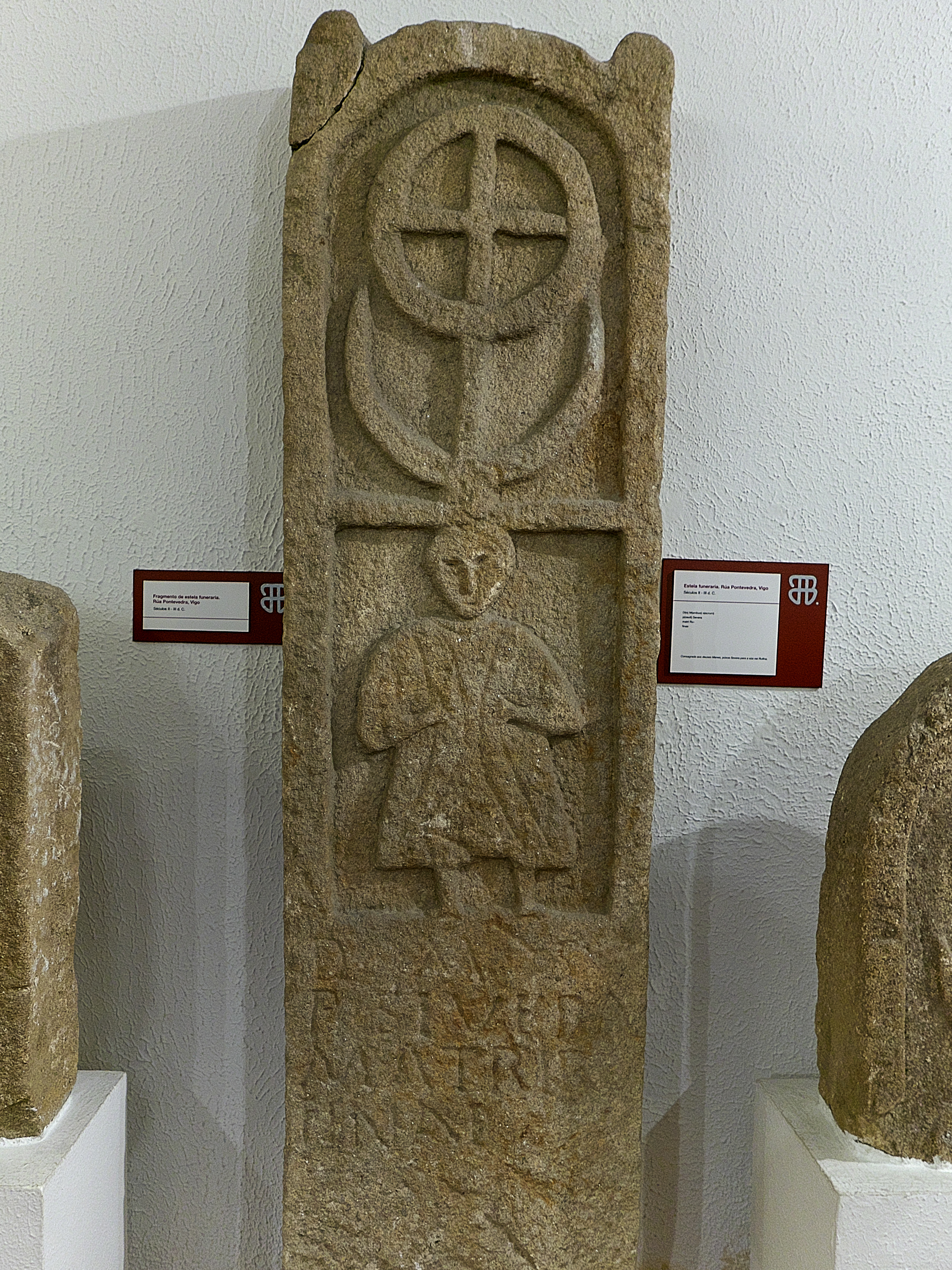 Estela_funeraria_Museo_Quinones_de_Leon.jpg