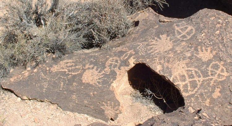 Petroglyphs_on_a_Bishop_Tuff_tableland-750px.jpg